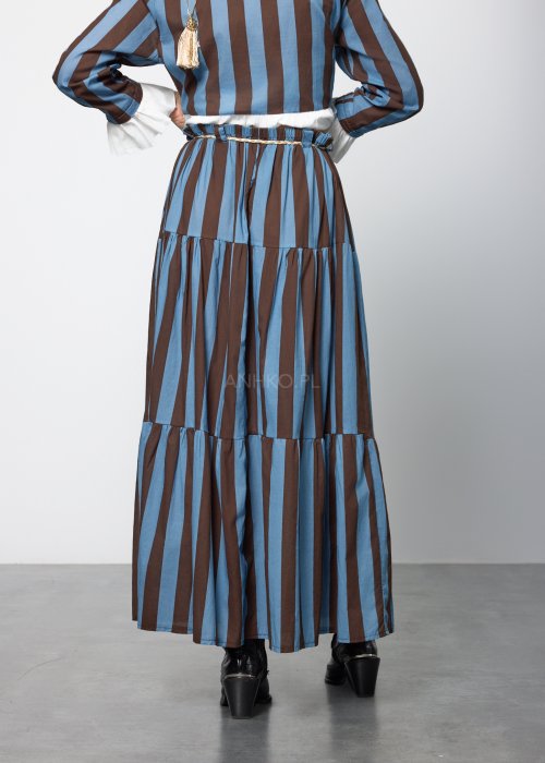 Damski komplet składający się z koszuli i spódnicy maxi w pionowe pasy w odcieniach niebieskiego i brązu.