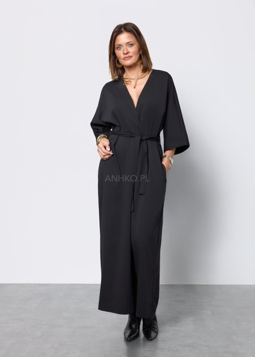 Czarny damski kombinezon o eleganckim, minimalistycznym kroju. Model z głębokim dekoltem w kształcie litery V, rękawami 3/4 i paskiem do wiązania w talii