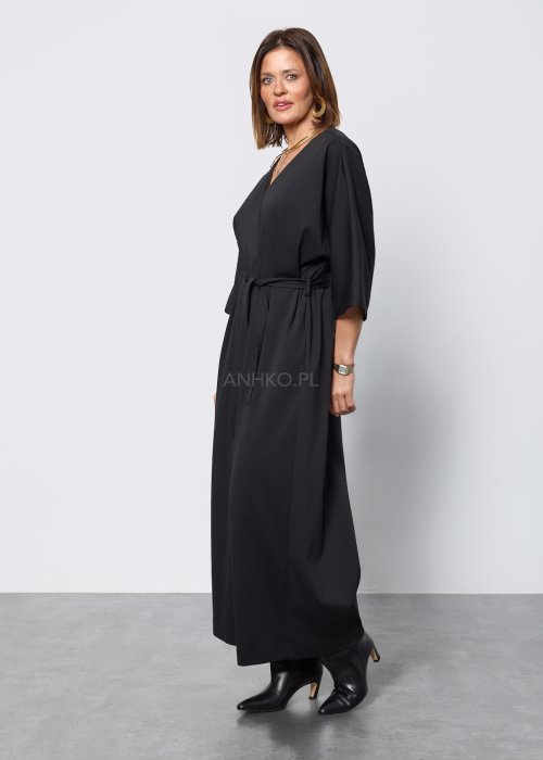 Czarny damski kombinezon o eleganckim, minimalistycznym kroju. Model z głębokim dekoltem w kształcie litery V, rękawami 3/4 i paskiem do wiązania w talii