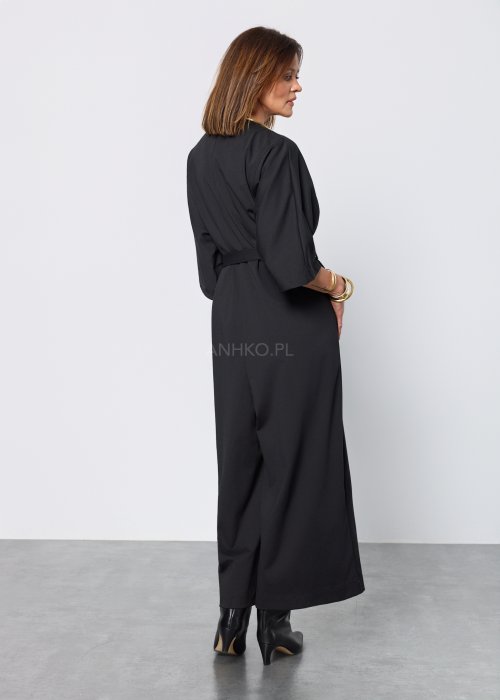 Czarny damski kombinezon o eleganckim, minimalistycznym kroju. Model z głębokim dekoltem w kształcie litery V, rękawami 3/4 i paskiem do wiązania w talii