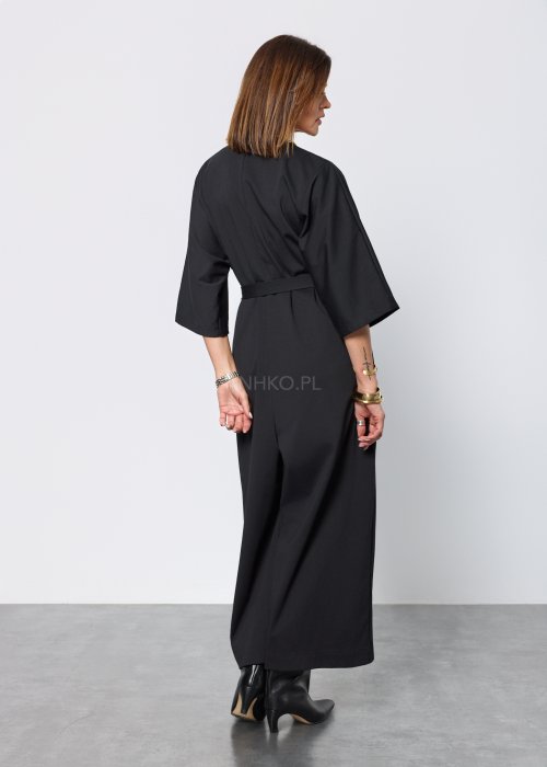 Czarny damski kombinezon o eleganckim, minimalistycznym kroju. Model z głębokim dekoltem w kształcie litery V, rękawami 3/4 i paskiem do wiązania w talii