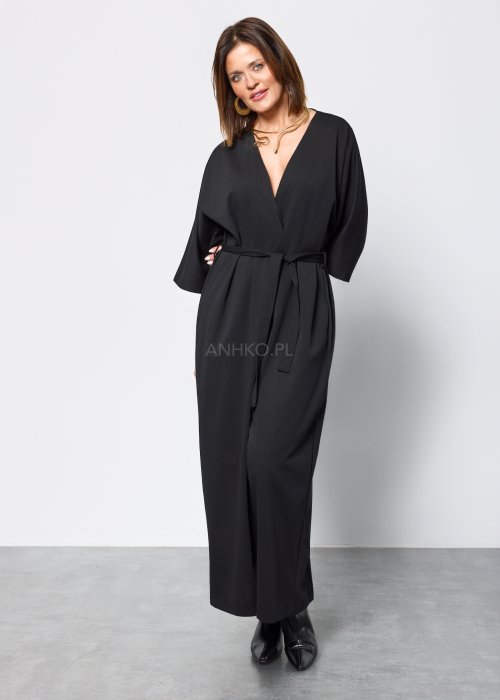 Czarny damski kombinezon o eleganckim, minimalistycznym kroju. Model z głębokim dekoltem w kształcie litery V, rękawami 3/4 i paskiem do wiązania w talii