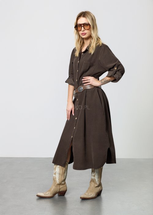Brązowa damska sukienka koszulowa o długości midi, zapinana na guziki, z kołnierzykiem i rękawami 3/4 z możliwością podpięcia.