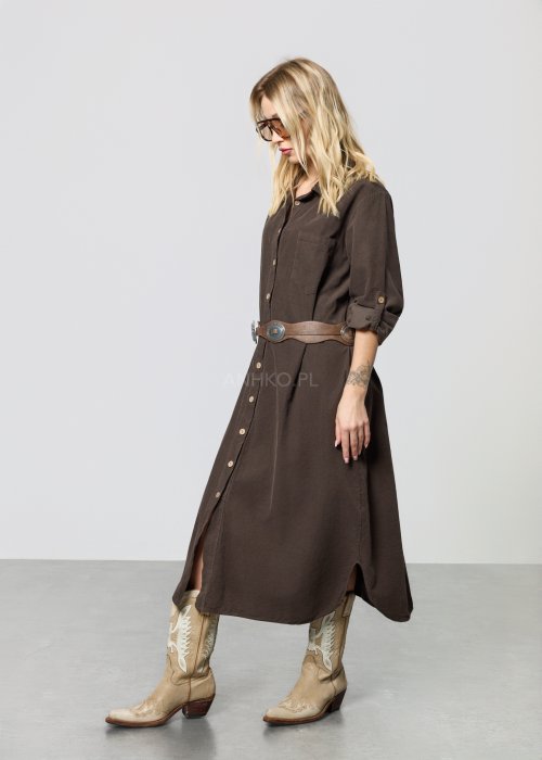 Brązowa damska sukienka koszulowa o długości midi, zapinana na guziki, z kołnierzykiem i rękawami 3/4 z możliwością podpięcia
