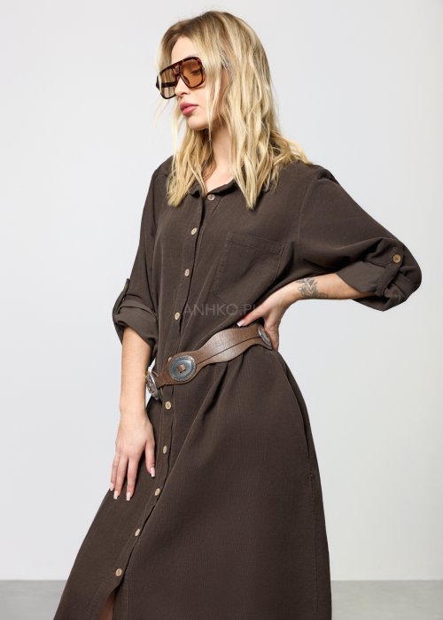 Brązowa damska sukienka koszulowa o długości midi, zapinana na guziki, z kołnierzykiem i rękawami 3/4 z możliwością podpięcia