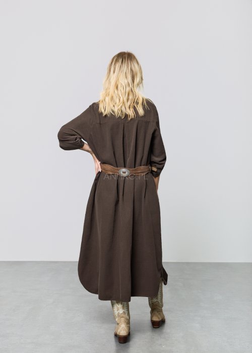 Brązowa damska sukienka koszulowa o długości midi, zapinana na guziki, z kołnierzykiem i rękawami 3/4 z możliwością podpięcia