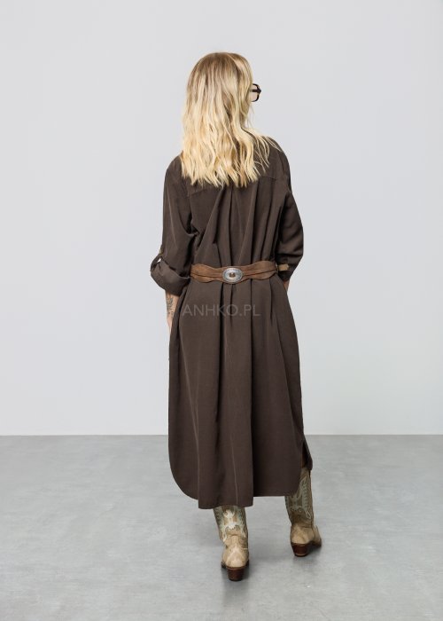 Brązowa damska sukienka koszulowa o długości midi, zapinana na guziki, z kołnierzykiem i rękawami 3/4 z możliwością podpięcia