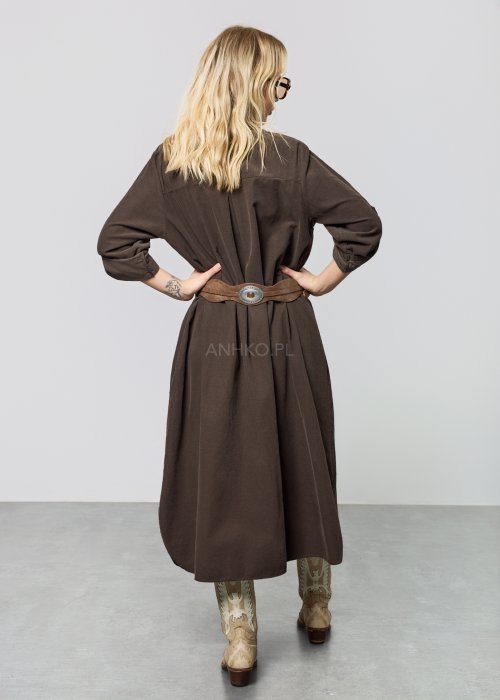 Brązowa damska sukienka koszulowa o długości midi, zapinana na guziki, z kołnierzykiem i rękawami 3/4 z możliwością podpięcia