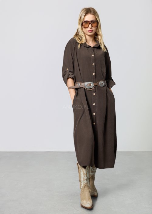 Brązowa damska sukienka koszulowa o długości midi, zapinana na guziki, z kołnierzykiem i rękawami 3/4 z możliwością podpięcia