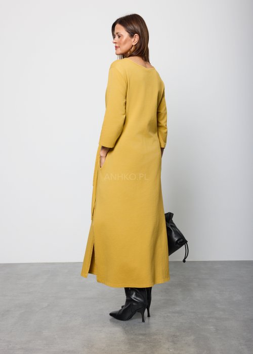 Damska sukienka midi w kolorze musztardowym, o prostym kroju z długimi rękawami i ozdobnym wiązaniem w talii po boku.