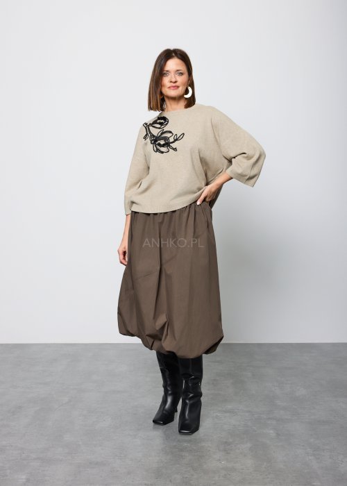 Damski sweter w kolorze jasnego beżu, o luźnym kroju z obniżoną linią ramion i długimi rękawami, prezentowany z tyłu i z profilu.