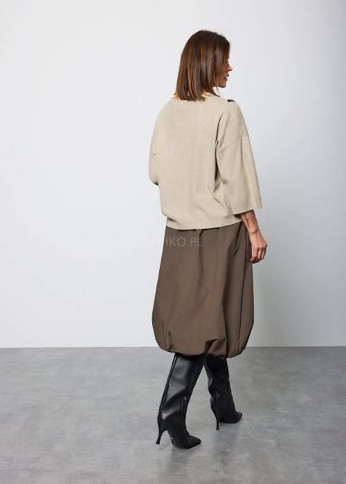 Damski sweter w kolorze jasnego beżu, o luźnym kroju z obniżoną linią ramion i długimi rękawami, prezentowany z tyłu i z profilu.