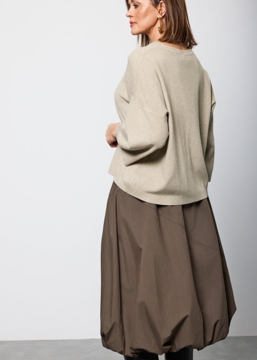 Damski sweter w kolorze jasnego beżu, o luźnym kroju z obniżoną linią ramion i długimi rękawami, prezentowany z tyłu i z profilu.