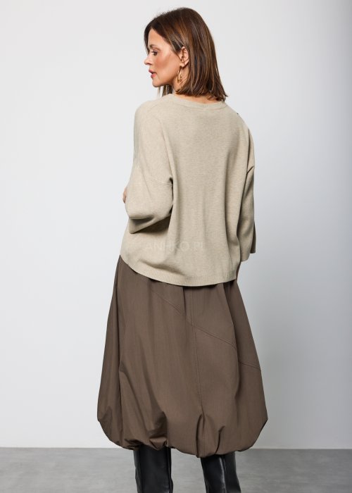 Damski sweter w kolorze jasnego beżu, o luźnym kroju z obniżoną linią ramion i długimi rękawami, prezentowany z tyłu i z profilu.