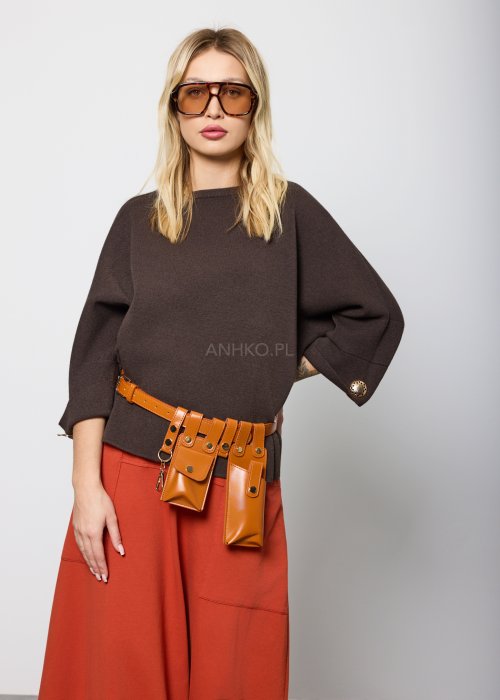 Damski sweter w kolorze ciemnobrązowym, o luźnym kroju i długości do bioder, z rękawami 3/4 i prostym dekoltem. Model gładki, minimalistyczny