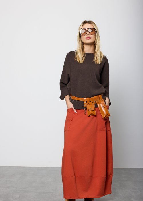 Damski sweter w kolorze ciemnobrązowym, o luźnym kroju i długości do bioder, z rękawami 3/4 i prostym dekoltem. Model gładki, minimalistyczny