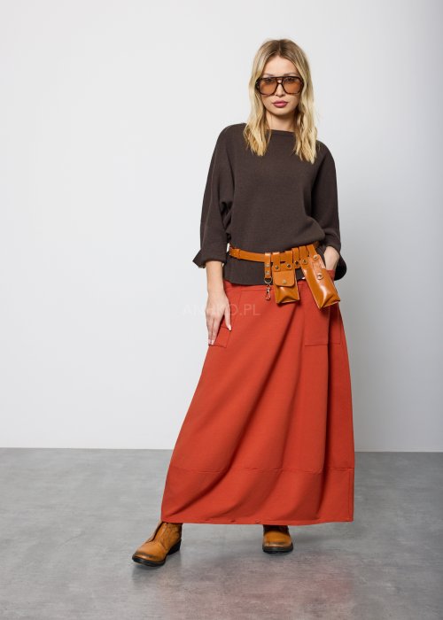 Damski sweter w kolorze ciemnobrązowym, o luźnym kroju i długości do bioder, z rękawami 3/4 i prostym dekoltem. Model gładki, minimalistyczny