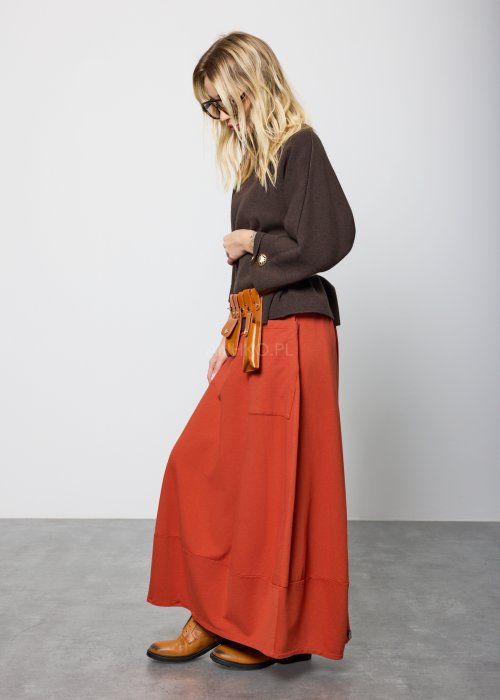 Damski sweter w kolorze ciemnobrązowym, o luźnym kroju i długości do bioder, z rękawami 3/4 i prostym dekoltem. Model gładki, minimalistyczny