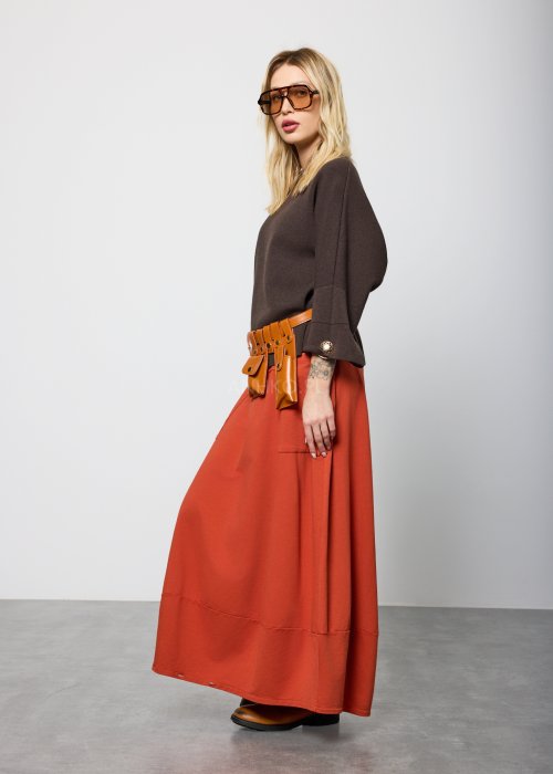 Damski sweter w kolorze ciemnobrązowym, o luźnym kroju i długości do bioder, z rękawami 3/4 i prostym dekoltem. Model gładki, minimalistyczny