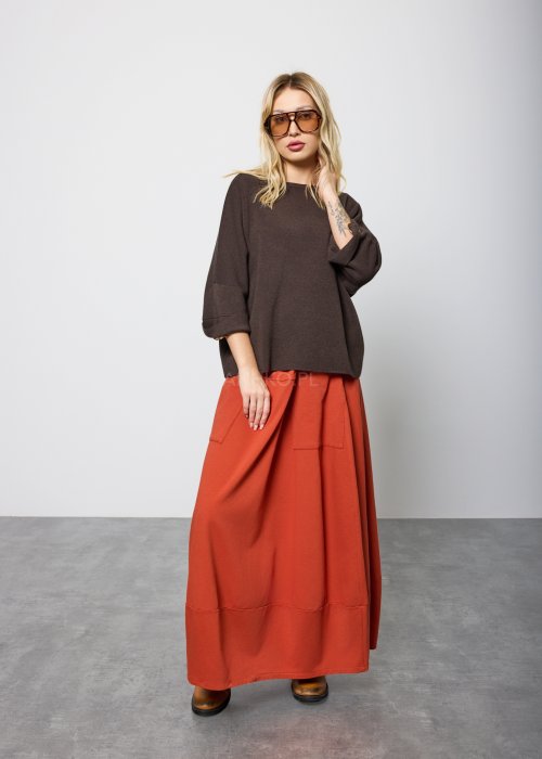 Damski sweter w kolorze ciemnobrązowym, o luźnym kroju i długości do bioder, z rękawami 3/4 i prostym dekoltem. Model gładki, minimalistyczny