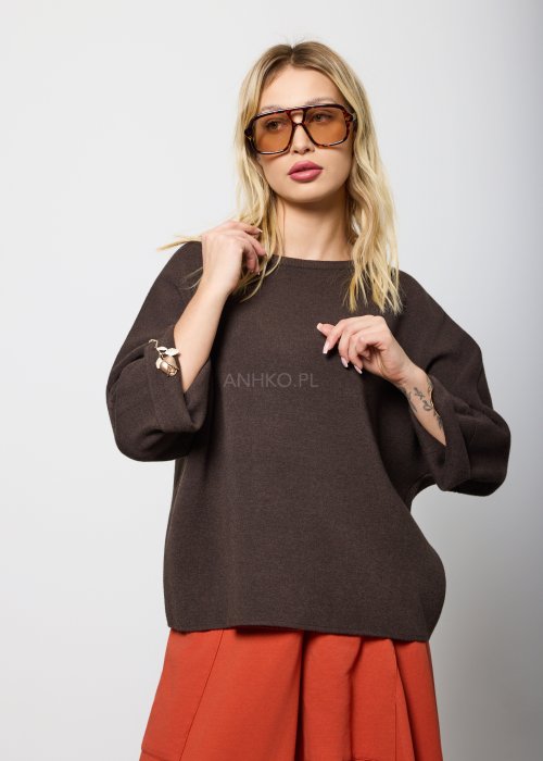 Damski sweter w kolorze ciemnobrązowym, o luźnym kroju i długości do bioder, z rękawami 3/4 i prostym dekoltem. Model gładki, minimalistyczny