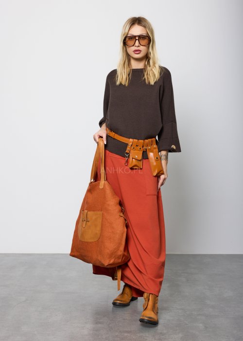 Damski sweter w kolorze ciemnobrązowym, o luźnym kroju i długości do bioder, z rękawami 3/4 i prostym dekoltem. Model gładki, minimalistyczny