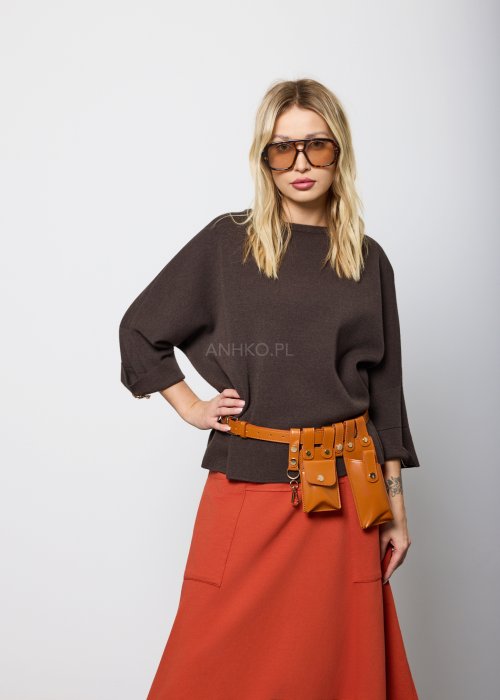 Damski sweter w kolorze ciemnobrązowym, o luźnym kroju i długości do bioder, z rękawami 3/4 i prostym dekoltem. Model gładki, minimalistyczny