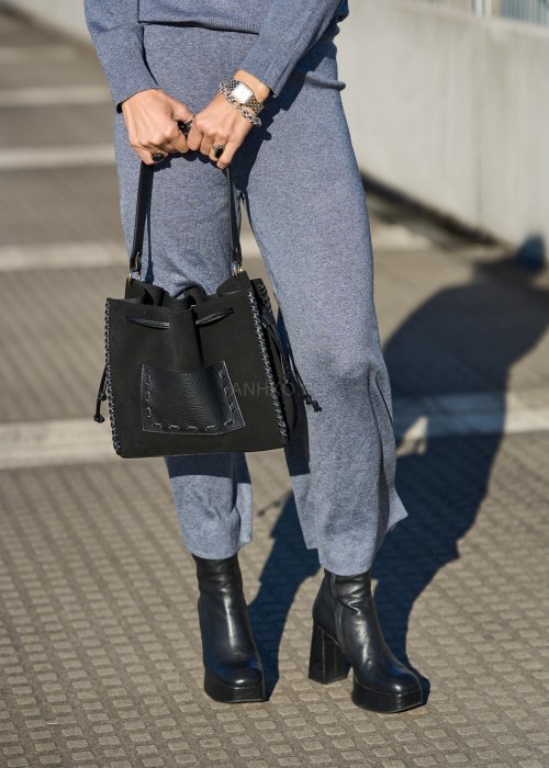 To wyjątkowy model typu worek, który wyróżnia się oryginalnym kształtem i starannym wykończeniem. Wykonana z połączenia gładkiej skóry naturalnej i miękkiego zamszu,