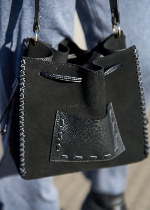 To wyjątkowy model typu worek, który wyróżnia się oryginalnym kształtem i starannym wykończeniem. Wykonana z połączenia gładkiej skóry naturalnej i miękkiego zamszu,