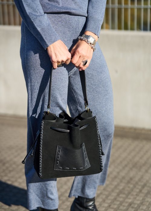 To wyjątkowy model typu worek, który wyróżnia się oryginalnym kształtem i starannym wykończeniem. Wykonana z połączenia gładkiej skóry naturalnej i miękkiego zamszu,