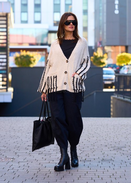 Stylowa czarna torba shopperka wykonana ze skóry ekologicznej.