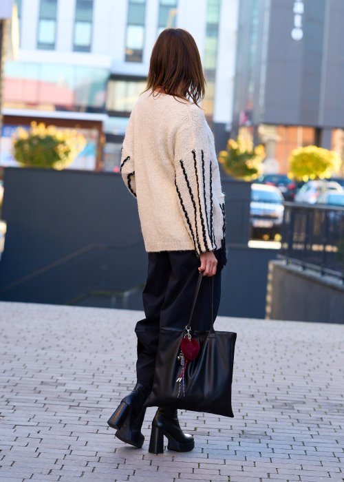 Stylowa czarna torba shopperka wykonana ze skóry ekologicznej.