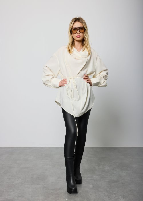 Czarne, dopasowane spodnie z eko skóry z zamkiem z przodu