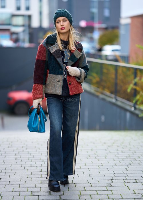 Niebieska torebka worek ze złotym zamkiem i ciemnymi uchwytami