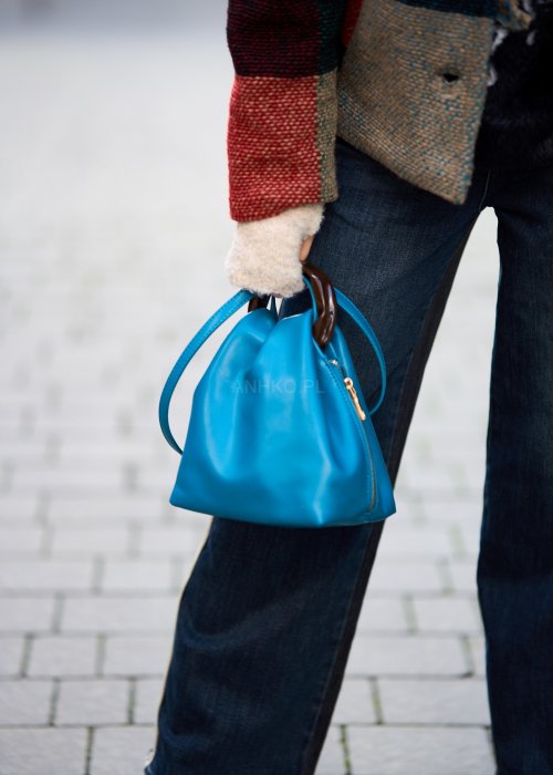 Niebieska torebka worek ze złotym zamkiem i ciemnymi uchwytami