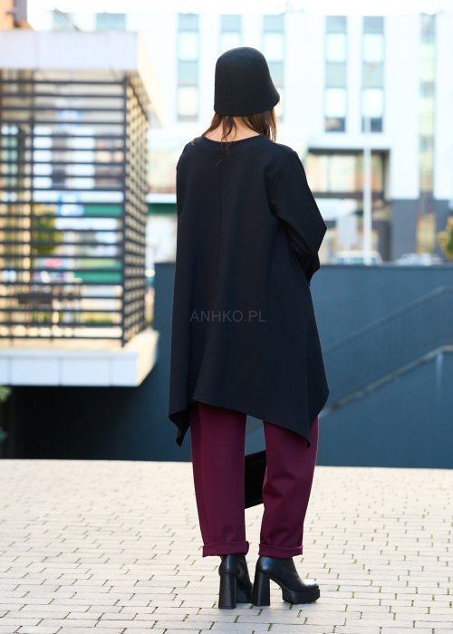 czarna tunika damska oversize o asymetrycznym kroju z długim rękawem, elegancka moda miejska