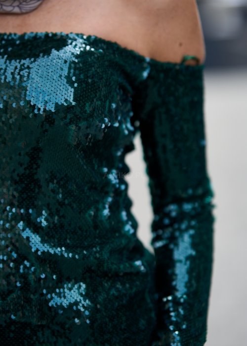 zielonym, cekinowym topem typu hiszpanka