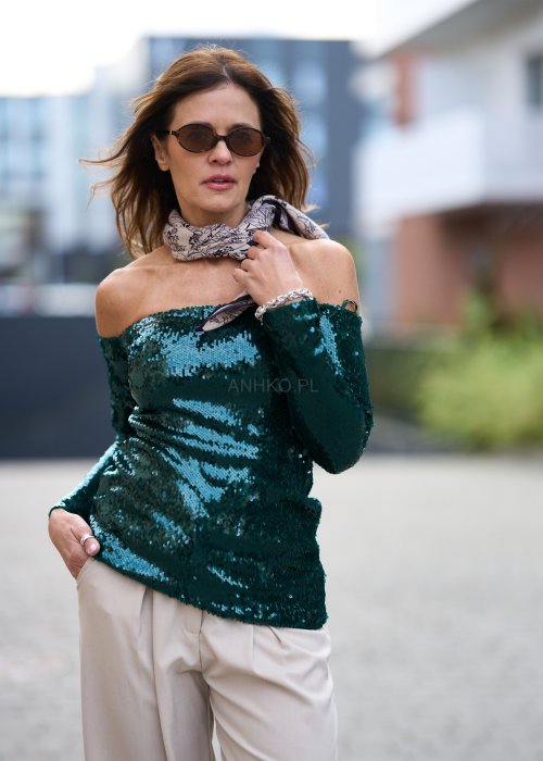 zielonym, cekinowym topem typu hiszpanka