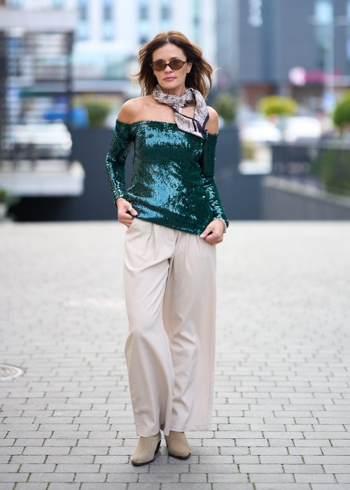 zielonym, cekinowym topem typu hiszpanka