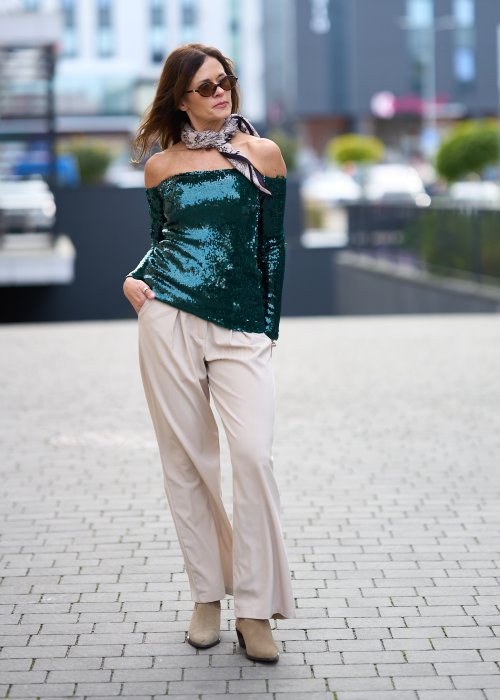 zielonym, cekinowym topem typu hiszpanka