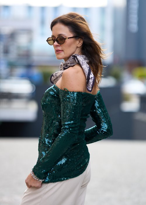 zielonym, cekinowym topem typu hiszpanka