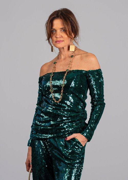 zielonym, cekinowym topem typu hiszpanka