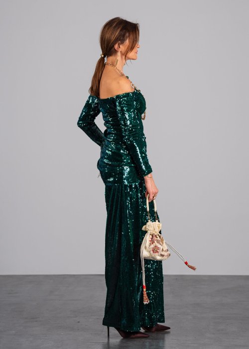 zielonym, cekinowym topem typu hiszpanka