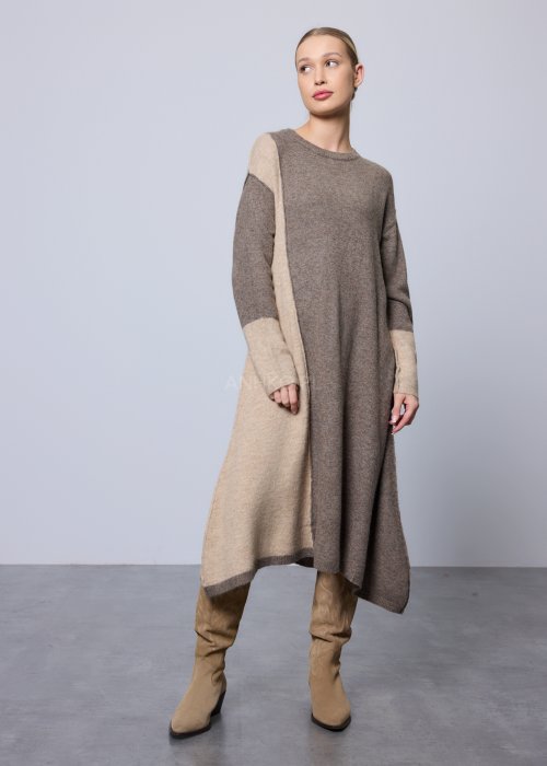 Długi damski sweter o prostym, luźnym kroju, wykonany z dzianiny w dwukolorowym zestawieniu brązu i beżu, z okrągłym dekoltem i długimi rękawami, o asymetrycznej długości