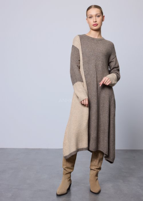 Długi damski sweter o prostym, luźnym kroju, wykonany z dzianiny w dwukolorowym zestawieniu brązu i beżu, z okrągłym dekoltem i długimi rękawami, o asymetrycznej długości