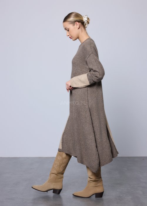 Długi damski sweter o prostym, luźnym kroju, wykonany z dzianiny w dwukolorowym zestawieniu brązu i beżu, z okrągłym dekoltem i długimi rękawami, o asymetrycznej długości