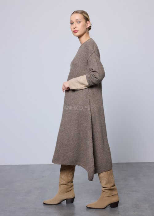 Długi damski sweter o prostym, luźnym kroju, wykonany z dzianiny w dwukolorowym zestawieniu brązu i beżu, z okrągłym dekoltem i długimi rękawami, o asymetrycznej długości