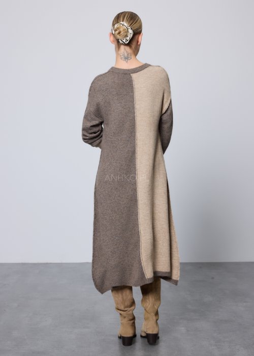 Długi damski sweter o prostym, luźnym kroju, wykonany z dzianiny w dwukolorowym zestawieniu brązu i beżu, z okrągłym dekoltem i długimi rękawami, o asymetrycznej długości