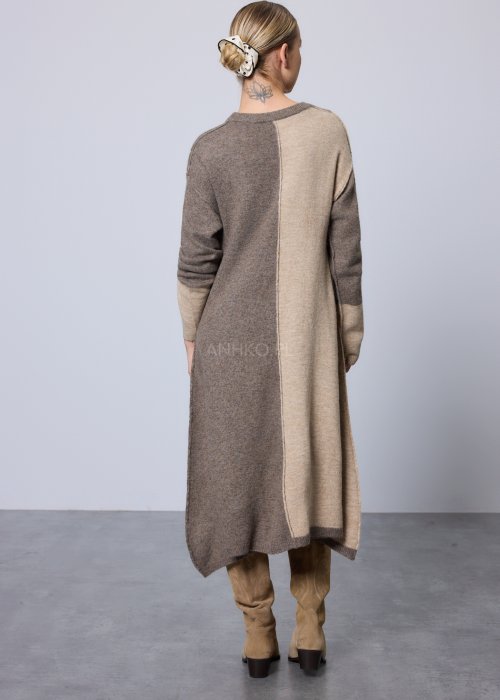 Długi damski sweter o prostym, luźnym kroju, wykonany z dzianiny w dwukolorowym zestawieniu brązu i beżu, z okrągłym dekoltem i długimi rękawami, o asymetrycznej długości