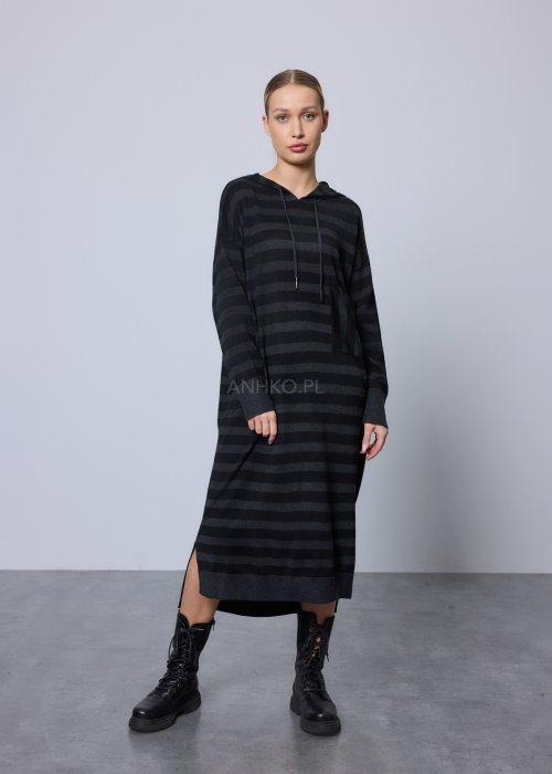 Długi sweter damski o kroju sukienki, wykonany z miękkiej dzianiny w czarno-grafitowe poziome pasy, z kapturem i troczkami, długimi rękawami oraz prostą linią